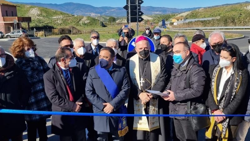 Monsignore Angelo Panzetta Arcivescovo della Diocesi di Crotone e Santa Severina durante la benedizione della "Strada del Petilino".